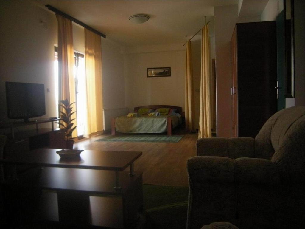 Bazeni Baikal Hotel Topola ภายนอก รูปภาพ
